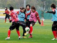 ボールを競り合う澤穂希（中央左）らＩＮＡＣ神戸イレブン（撮影・中西幸大）