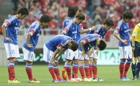 　５戦連続無得点で浦和に敗れ、うなだれる中村（右端）ら横浜Ｍイレブン＝埼玉スタジアム