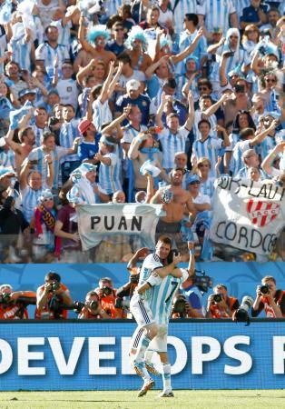 　アルゼンチン-スイス　延長後半、ゴールを決めたディマリア（右）と抱き合って喜ぶアルゼンチンのメッシ＝サンパウロ（ロイター＝共同）