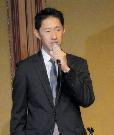 ９月１２日の会見で、上村総監督との契約解除について説明する千葉の島田社長