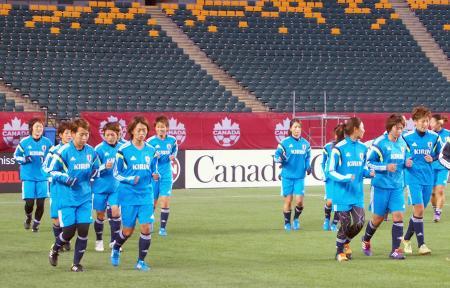 　カナダ女子代表との親善試合会場でランニングする女子日本代表＝エドモントン（共同）