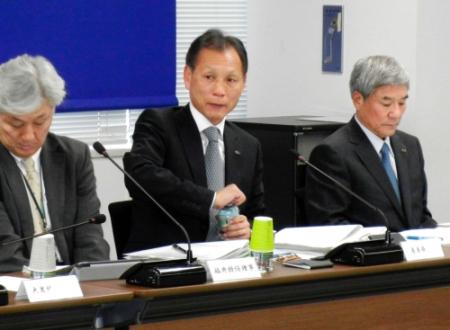 ＪＦＡ理事会に臨む日本協会の大仁会長（右）と原専務理事（中央）