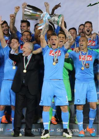 　イタリア・スーパーカップで優勝したナポリ＝ドーハ（ロイター＝共同）