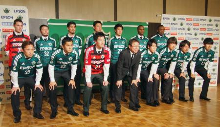 　記者会見後、ポーズをとるＪ１松本の反町康治監督（前列左から４人目）と新加入選手たち＝２０日、長野県松本市