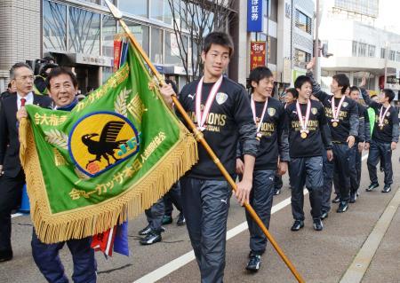 　サッカーの全国高校選手権で初優勝し、金沢市内をパレードする星稜高校の河崎護監督（左から２人目）と選手たち＝２４日午後