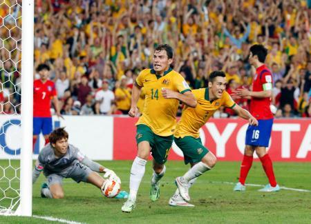 　韓国-オーストラリア　延長前半、勝ち越しゴールを決め、喜ぶオーストラリアのトロイージ（１４）＝シドニー（ロイター＝共同）