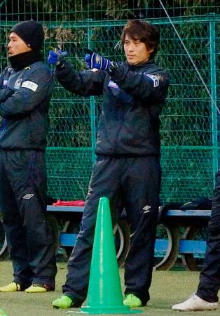 　Ｇ大阪の１３歳以下チームを初指導する宮本恒靖コーチ（右）