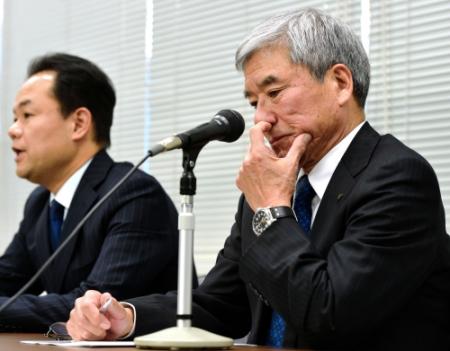 　厳しい表情で会見する日本サッカー協会の大仁会長。左は三好法務委員長（撮影・吉澤敬太）