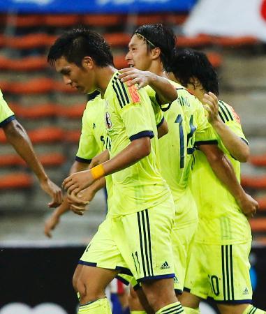 　日本-マレーシア　前半、先制ゴールを決め、祝福を受ける久保（左）＝シャーアラム（共同）