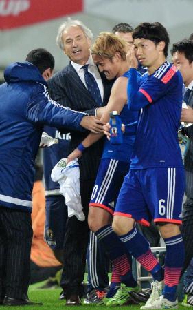 　試合後、初ゴールの宇佐美（中）を抱きしめ、笑顔を見せるハリルホジッチ監督（中央）