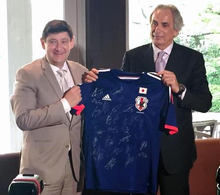 在日本フランス大使館公邸を表敬訪問したサッカー日本代表のバヒド・ハリルホジッチ監督（右）