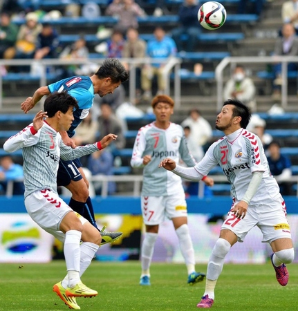 前半、横浜ＦＣ・三浦知良（左から２人目）が頭で合わせて先制ゴールを決める＝ニッパツ三ツ沢球技場（撮影・西岡正）