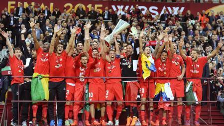 　欧州リーグで２連覇を決め、喜ぶセビリアの選手たち＝ワルシャワ（ＡＰ＝共同）