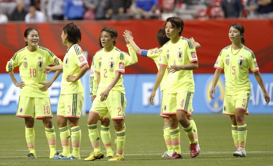 　サッカー女子Ｗ杯１次リーグ第２戦でカメルーンを下し、決勝トーナメント進出を決めた日本イレブン。右端は先制点の鮫島＝12日、カナダ・バンクーバー（共同）