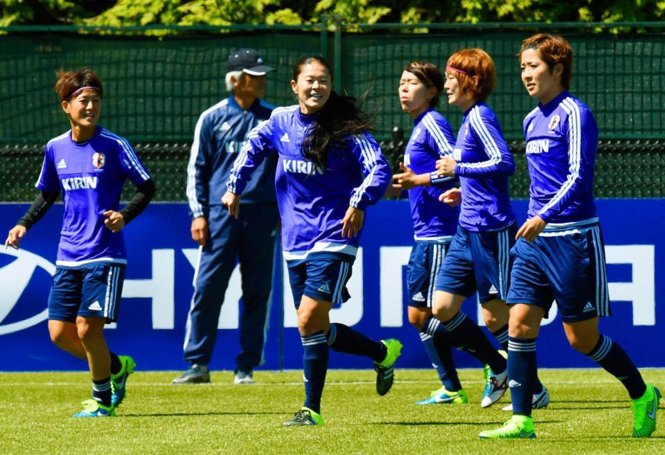 　サッカー女子Ｗ杯決勝に向け、練習で汗を流す（左から）有吉、澤、岩清水、阪口、永里（共同）