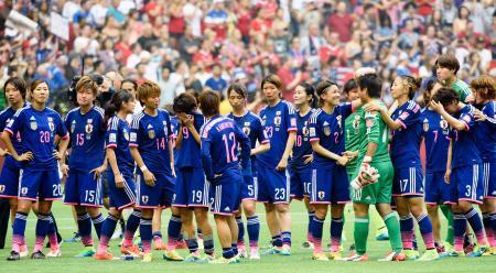 　サッカー女子Ｗ杯決勝で米国に敗れ、２連覇を逃した日本イレブン＝５日、バンクーバー（共同）
