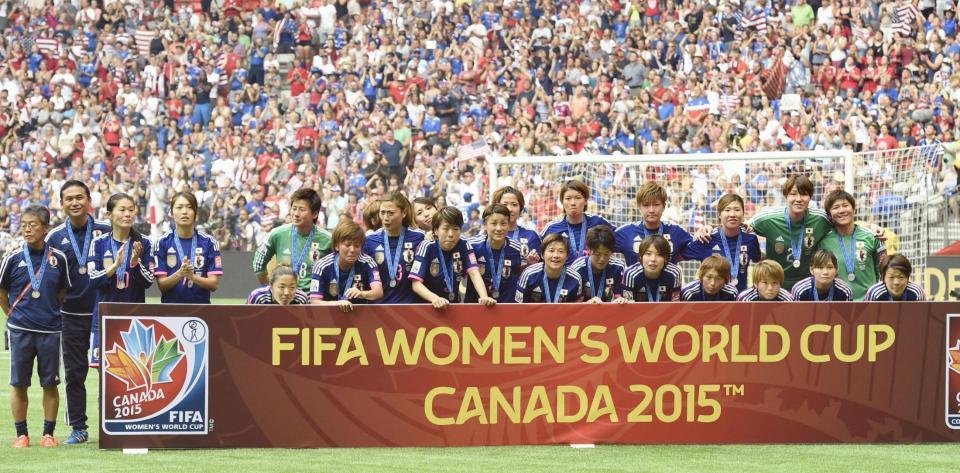 　サッカー女子Ｗ杯で準優勝し、記念撮影する日本代表＝バンクーバー（共同）