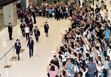 澤穂希（手前左から２人目）らなでしこのメンバーの帰国に多くのファンが詰めかけた＝成田空港（撮影・園田高夫）