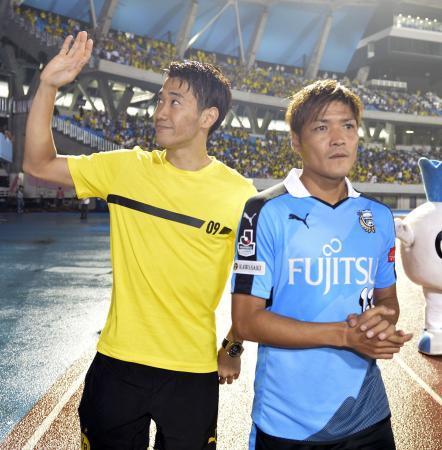 　試合後、サポーターの声援に応えるドルトムント・香川（左）と川崎・大久保＝等々力