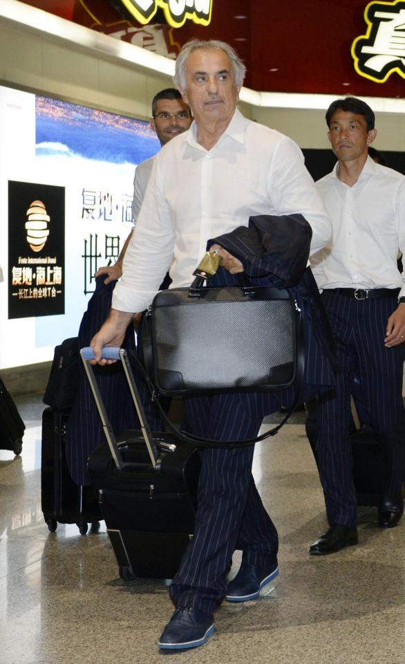 　中国・武漢の空港に到着した日本代表のハリルホジッチ監督