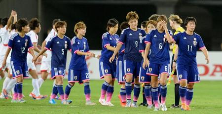 　開幕戦で、北朝鮮に２－４で敗れ、肩を落とす女子日本代表イレブン（共同）