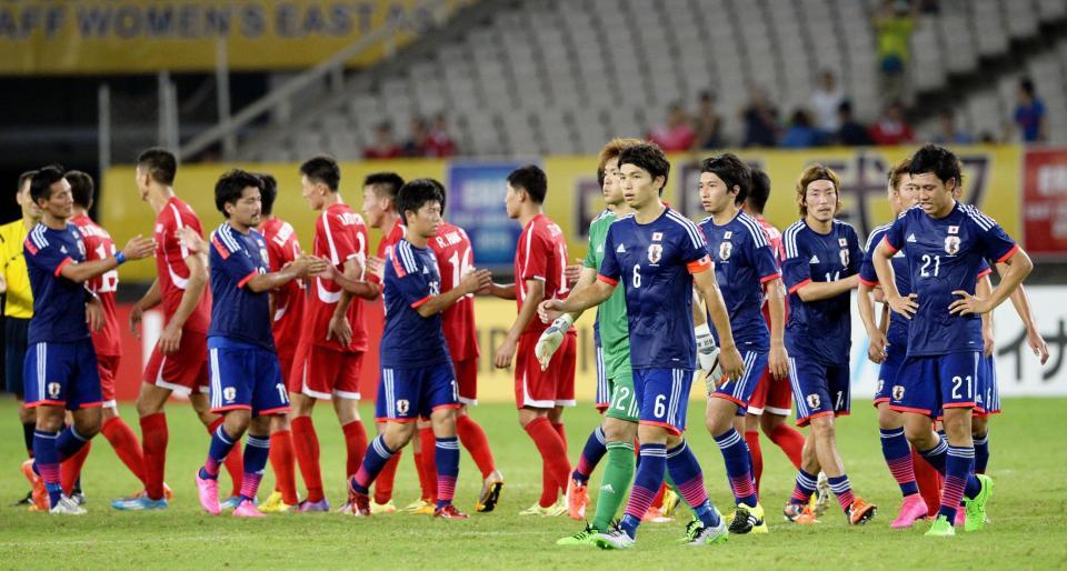 　サッカーの東アジア・カップで、北朝鮮に逆転負けし、肩を落とす日本代表イレブン＝中国・武漢（共同）