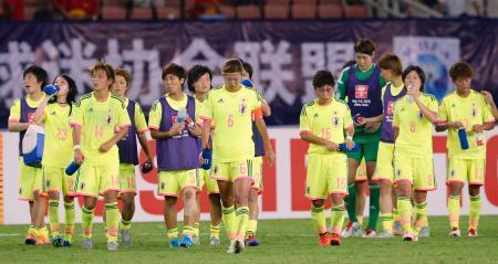 　サッカーの東アジア・カップで、韓国に逆転負けし、肩を落とす女子日本代表イレブン＝４日、中国・武漢（共同）