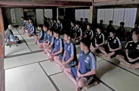　座禅を行うＵ－２２日本代表の選手たち（Ｃ）ＪＦＡ／ＰＲ