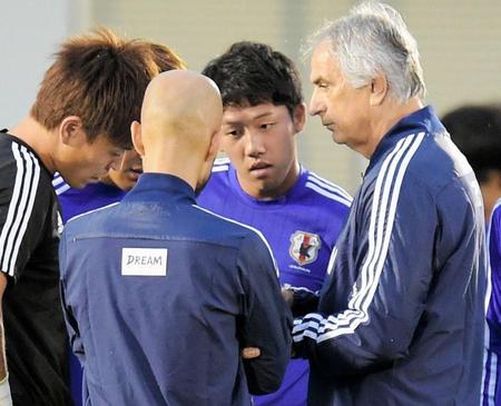 日本代表の練習でハリルホジッチ監督（右）が手にした資料をのぞき込む遠藤航（中央）
