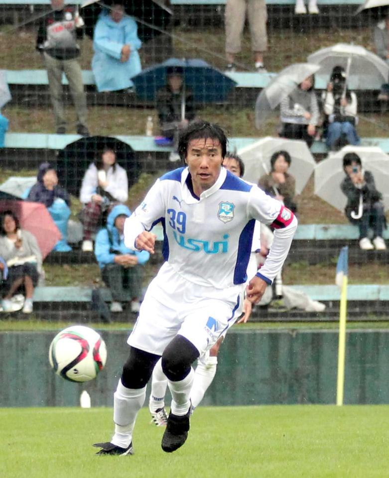　磐田との練習試合でボールを追う沼津の中山