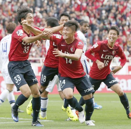　鹿島-Ｇ大阪　後半、先制ゴールを決め喜ぶ黄錫鎬（中央）ら鹿島イレブン＝埼玉スタジアム