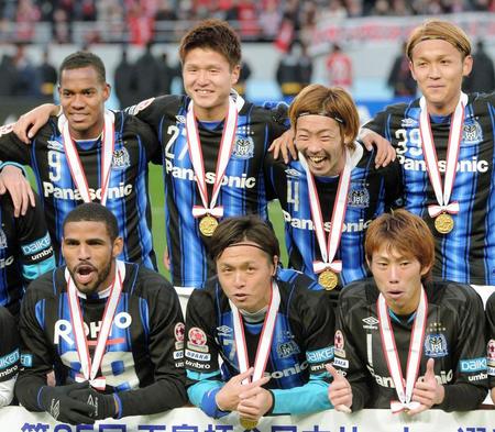 　天皇杯２連覇した（前列左から）Ｇ大阪のパトリック、遠藤、東口、（後列左から）リンス、内田、藤春、宇佐美