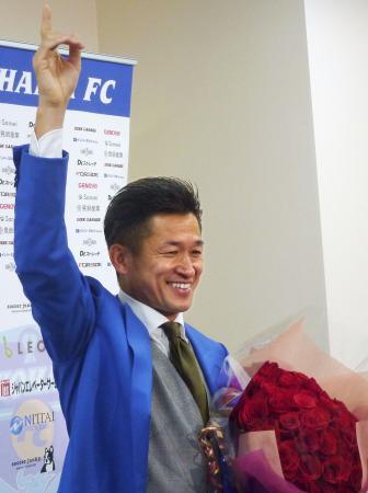 　誕生日に贈られたバラの花束を手に、ポーズをとる横浜ＦＣの三浦知良＝２６日、横浜市内