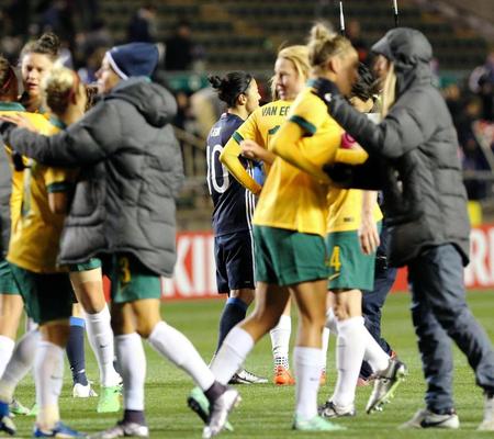 日本を破り喜ぶオーストラリア女子代表イレブンとぼう然とする大儀見優季１０＝キンチョウスタジアム