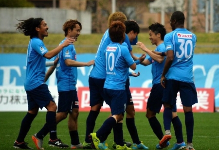 前半、先制ゴールを決めた永田（右から３人目）を中心に喜ぶ讃岐の選手