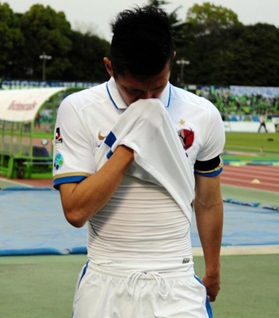 試合後のインタビューで涙した鹿島・植田がユニホームで顔をぬぐいながら引き揚げる＝ＢＭＷスタジアム平塚