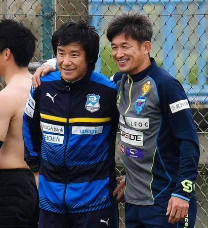 　練習試合前に談笑するＪＦＬの沼津・中山（左）と横浜ＦＣ・三浦