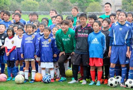 　サッカー教室の子どもたちと記念撮影する、リオデジャネイロ五輪のサッカー男子日本代表の手倉森監督（中央）