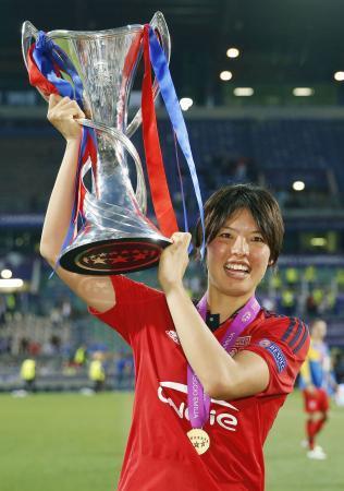 　サッカー女子の欧州ＣＬで優勝し、カップを掲げるリヨンの熊谷＝レッジョネレミリア（共同）