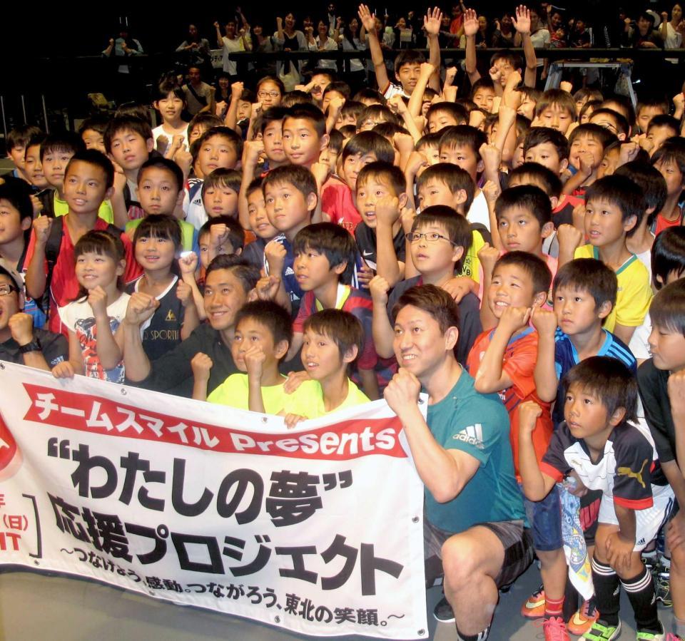 　東日本大震災の復興支援活動に参加した日本代表ＭＦ香川真司（中央左）