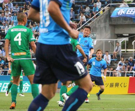 　横浜ＦＣ-岐阜　前半、ヘディングで今季初ゴールを決める三浦（右から２人目）＝ニッパツ