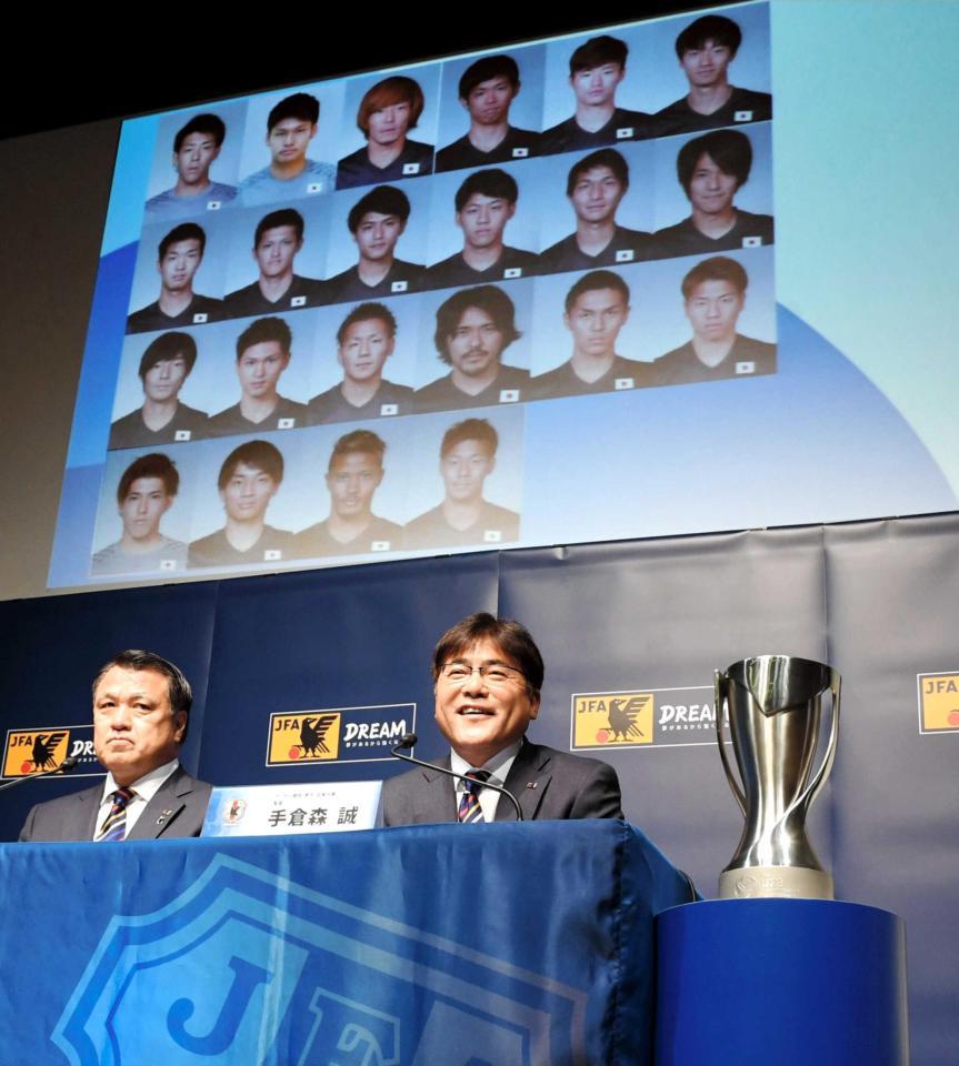 　最終メンバー１８人とバックアップメンバー４人を発表したＵ－２３日本代表・手倉森誠監督。左は田嶋日本サッカー協会会長