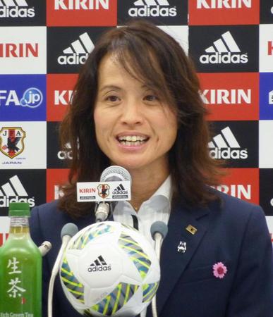 　サッカー女子日本代表メンバーを発表する高倉監督