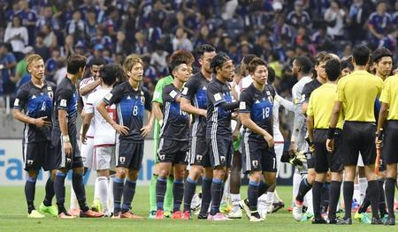 　サッカーＷ杯アジア最終予選初戦でＵＡＥに逆転負けを喫し、肩を落とす日本イレブン＝１日、埼玉スタジアム