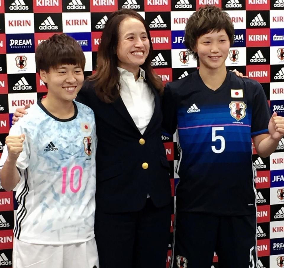 Ｕ－20女子Ｗ杯日本代表の（左から）籾木、高倉監督、乗松