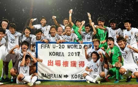 　タジキスタンを破りＵ－２０Ｗ杯出場権を獲得し喜ぶＵ－１９日本代表イレブン
