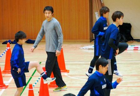 　サッカー女子日本代表候補を指導する朝原宣治氏（中央）