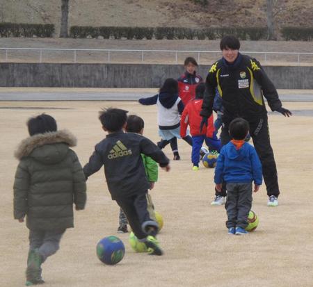東日本大震災の被災地を訪れ、サッカー教室に参加したサッカー女子日本代表の山根恵里奈