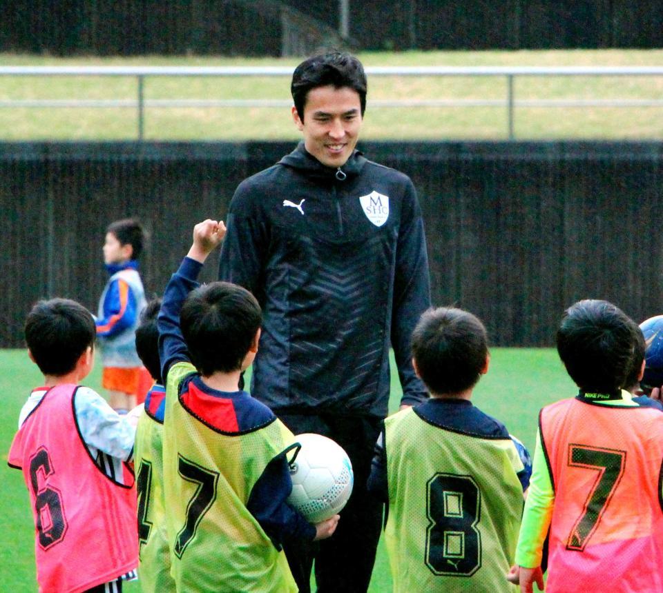 　サッカースクールを開校し、小学生らを指導する日本代表の長谷部
