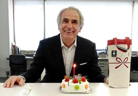 　　６５歳の誕生日を迎え、報道陣からのケーキとプレゼントに笑顔のハリルホジッチ監督